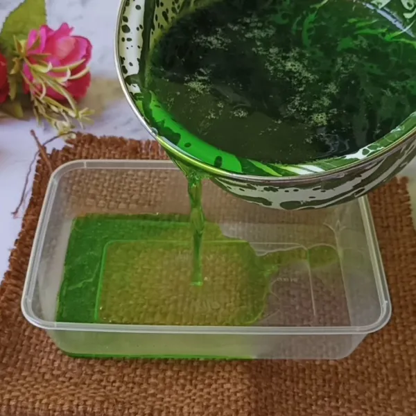 Rebus bahan puding hijau. Tuang dalam wadah dan bekukan.