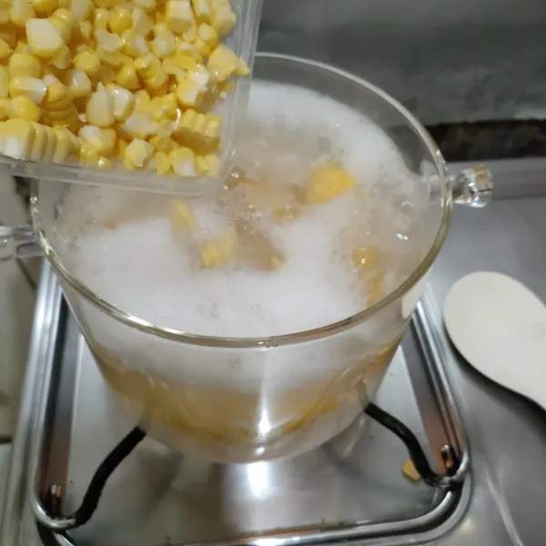 Lalu masukkan jagung, aduk-aduk dan masak hingga labu empuk, aduk bubur & tekan-tekan atau haluskan labu.