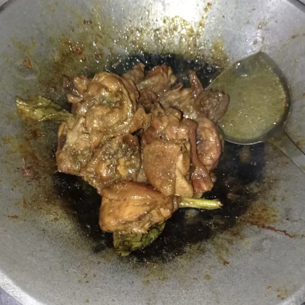 Masak sampai bumbu meresap dan air menyusut.