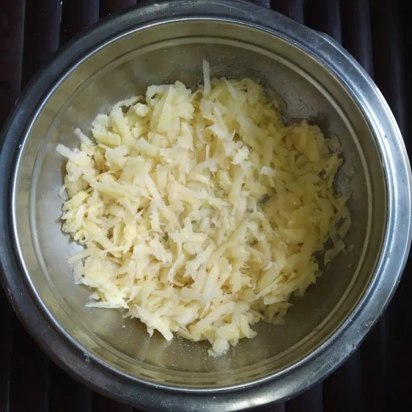 Kupas dan cuci bersih kentang, parut kasar, kemudian peras airnya hingga kering, tiriskan.
