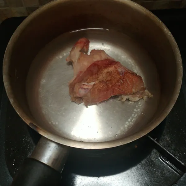 Rebus daging hingga empuk dan air berkurang, ambil daging sapinya dan sisakan air kaldunya.