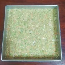 Tuang ke cetakan yang sudah dialasi daun pisang dan diolesi minyak. Ratakan. Kukus selama 30 menit. Setelah matang, angkat dan dinginkan.