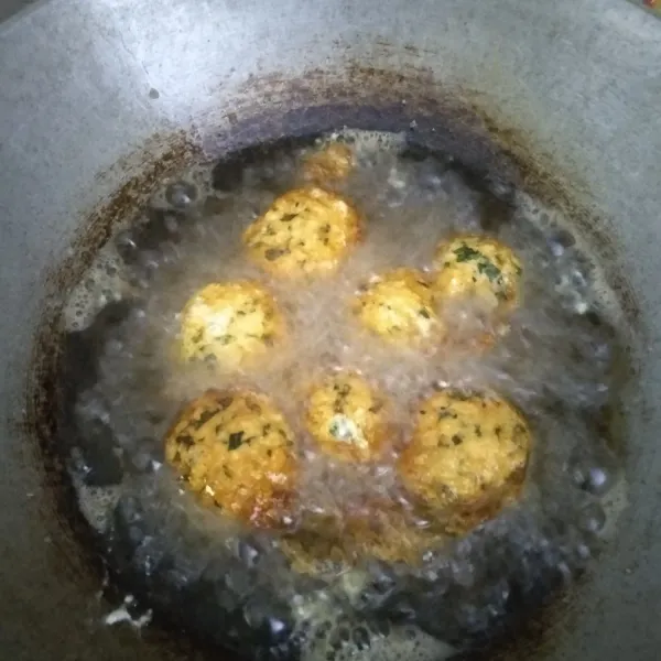 Celupkan dalam putih telur lalu goreng sampai matang.