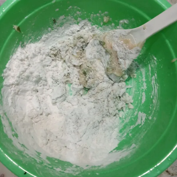 Tambahkan tepung tapioka. Aduk terus hingga tercampur rata.
