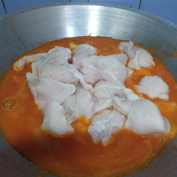 Masukkan potongan ayam, lalu ungkep ayam sekitar 30 menit supaya ayam lebih empuk.