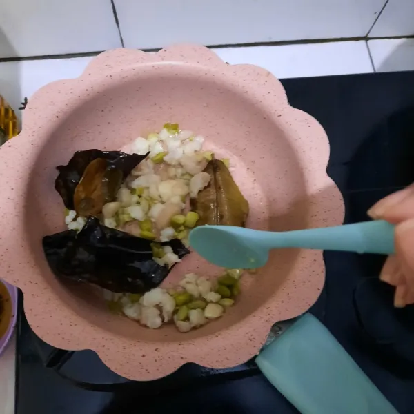 Masukkan unsalted butter, lalu tumis bersama bawang, daun salam dan daun jeruk hingga wangi.