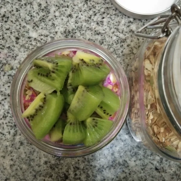 Masukkan irisan buah kiwi.