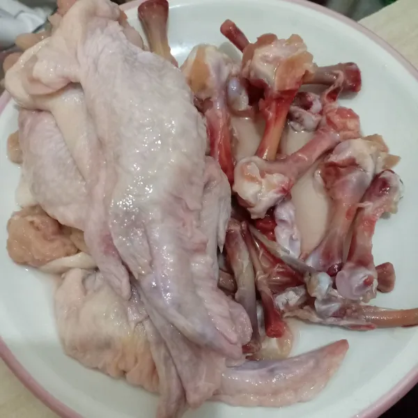 Pisahkan tulang ayam dengan sayap, sisakan tulang ujungnya saja. Seset urat-urat pada ayam lalu seset dagingnya, tarik tulangnya.