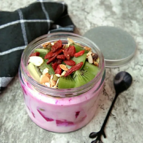 Tambahkan garanola dan goji berry sesuai selera, sajikan.