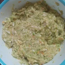 Membuat nugget : Campur rata semua bahan nugget kecuali putih telur dan tepung roti.
