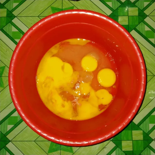 Kocok telur, gula pasir, sp dan vanili cair hingga kental berjejak.