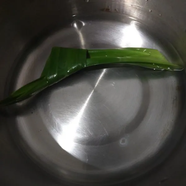 Rebus daun pandan dengan air hingga mendidih.