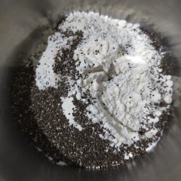 Aduk rata tepung terigu, garam, gula dan chia seed.