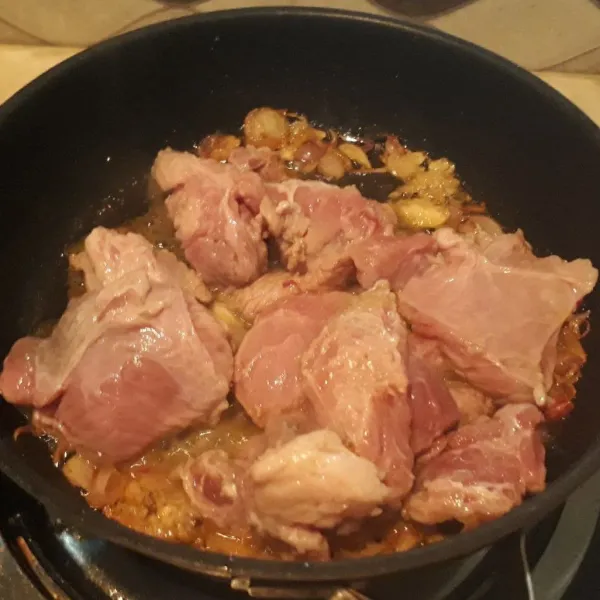 Masukan potongan ayam, lalu tuang kuah secukupnya dan tambahkan daun salam.