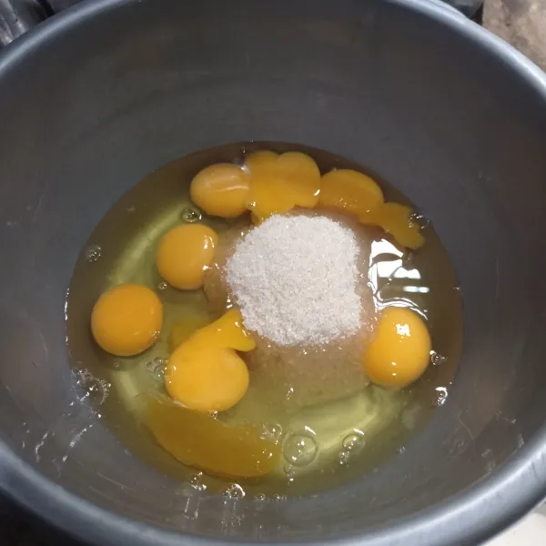 Mixer dengan speed tinggi telur, gula dan sp hingga kental berjejak.