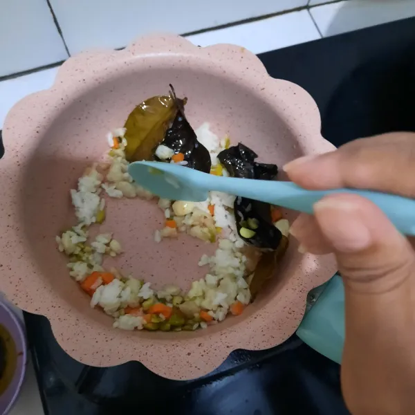 Kemudian tumis edamame, wortel dan nasinya. Jangan lupa diaduk ya Ma. Supaya gak gosong dan matangnya merata.