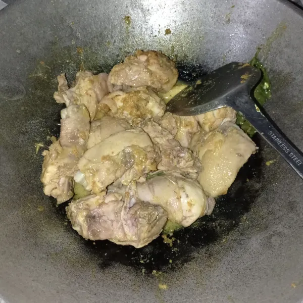 Masukkan ayam dan air aduk rata, masak sampai air mendidih.