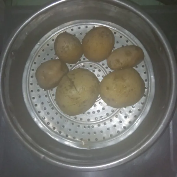 Cuci bersih kentang lalu kukus hingga matang.