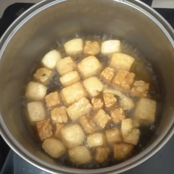 Goreng tahu dan tempe hingga kecoklatan.