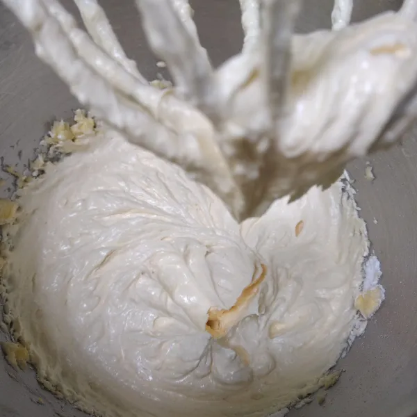Kocok gula halus dan butter hingga putih dan merata.