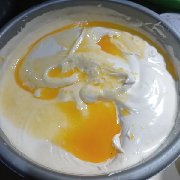 Masukkan lelehan margarin dan kental manis, mixer lagi asal tercampur rata lanjut aduk balik dengan spatula agar tidak ada margarin yang mengendap.