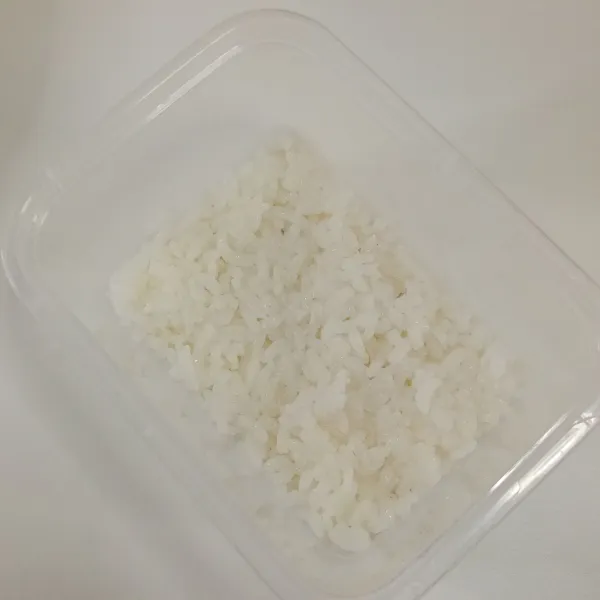 Cetak nasi dalam wadah.