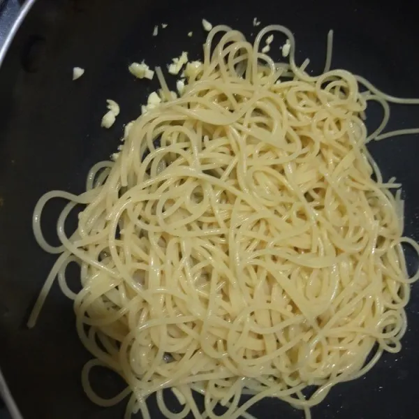 Masukkan spagetti, aduk rata.