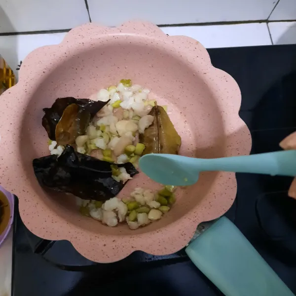 Jika susah wangi, campurkan ikan dori yang sudah dipotong-potong. Tumis sampai setengah matang.