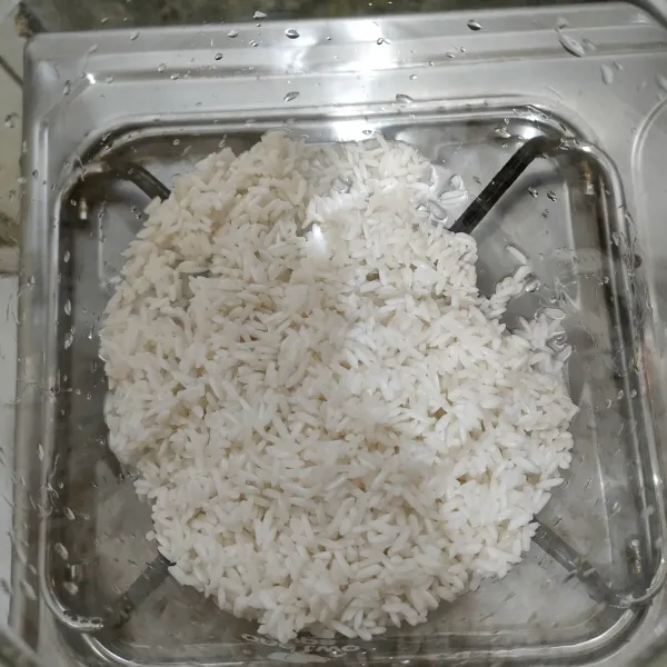Masukkan beras dalam panci.