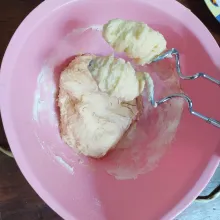 Mikser semua bahan roti kecuali margarin dan garam hingga tercampur.