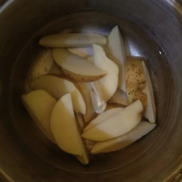 Didihkan air, garam dan bawang putih. Masukkan kentang, rebus selama 5 menit, angkat dan tiriskan.