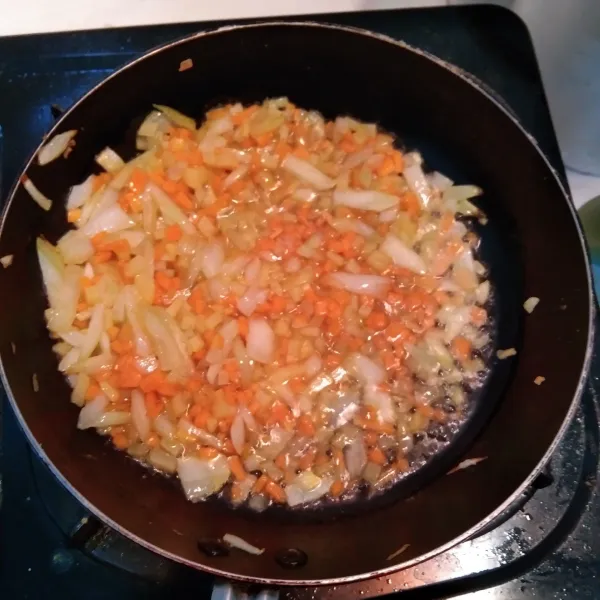 Masukkan wortel dan kentang yang sudah dipotong dadu. Lalu tambahkan garam, kaldu bubuk, dan merica.