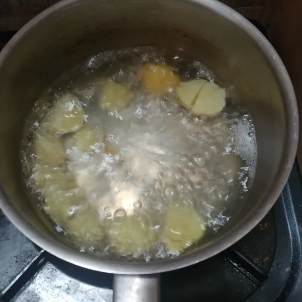 Rebus atau kukus kentang hingga empuk, angkat dan tiriskan. Untuk brokoly cukup direbus sebentar saja pas air mendidih, celupkan selama 2 menit langsung angkat.