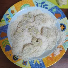 Cetak nugget sesuai selera. Celupkan ke putih telur lalu baluri tepung roti halus.