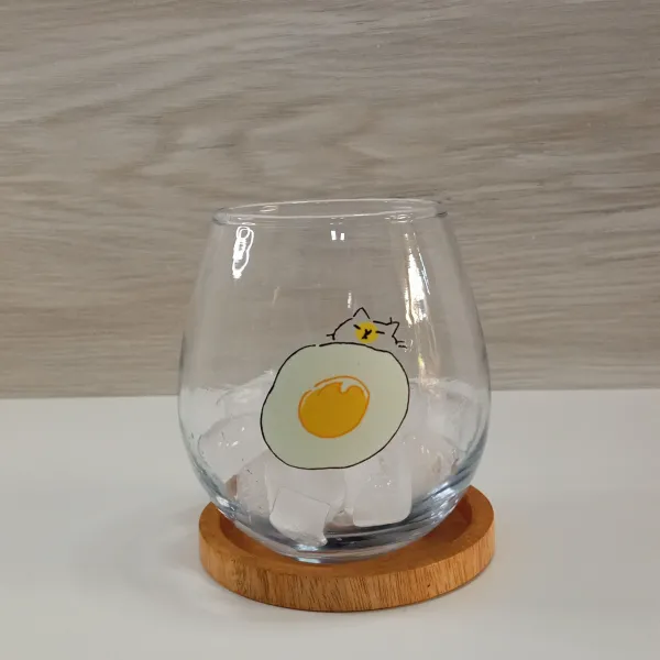 Masukkan es batu dalam gelas.