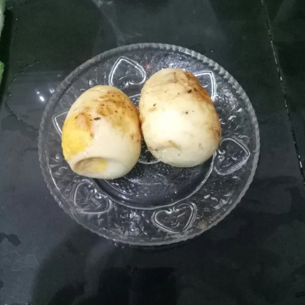 Rebus telur dan goreng sebentar