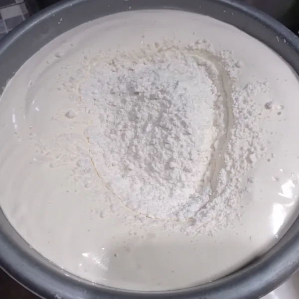 Masukkan tepung terigu mixer dengan speed rendah asal rata.