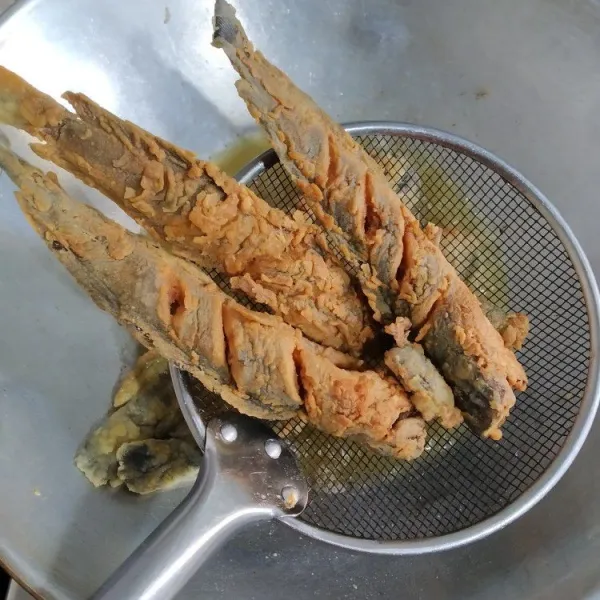 Kemudian angkat dan tiriskan dari minyak, tata ikan di piring saji dan siap disajikan dengan nasi hangat sambal dan lalapan.