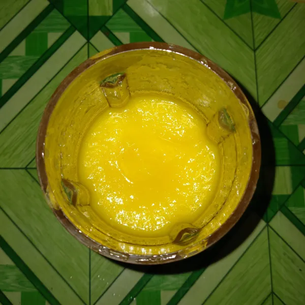 Blender labu kuning dengan setengah dari susu.