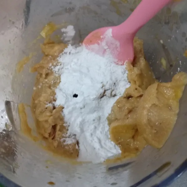 Tambahkan tepung tapioka lalu aduk rata.