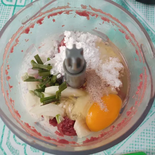 Masukkan telur, tepung tapioka, bawang putih, bawang bombay, daun bawang, garam dan merica bubuk, aduk rata.