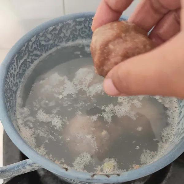 Didihkan air, kemudian rebus bola bola daging sampai matang (mengapung). Angkat dan tiriskan. Air rebusan jangan dibuang, bisa untuk kuah sop/ semur.