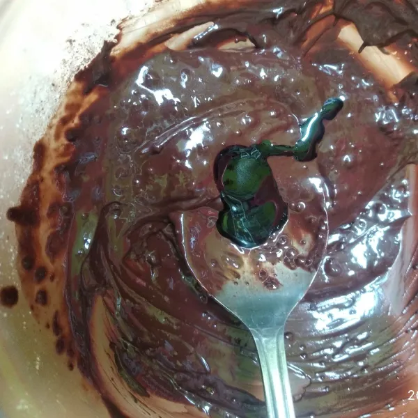 Larutkan coklat bubuk dengan 2 sdm air panas hingga membentuk pasta, tambahkan pasta coklat, aduk rata.