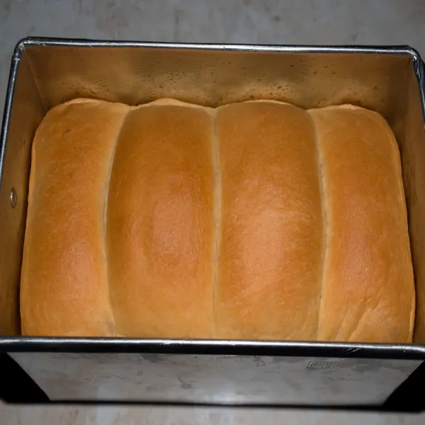 Panaskan oven terlebih dahulu, lalu panggang roti dengan suhu 170°C selama 30 menit (sesuaikan dengan masing-masing oven). Jika sudang matang kecoklatan, olesi dengan margarin supaya roti tetap lembut.
