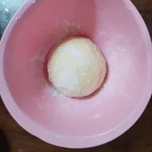 Masukkan margarin dan garam, mikser lagi hingga kalis elastis. Bulatkan dan diamkan selama 30 menit dalam wadah tertutup serbet bersih.