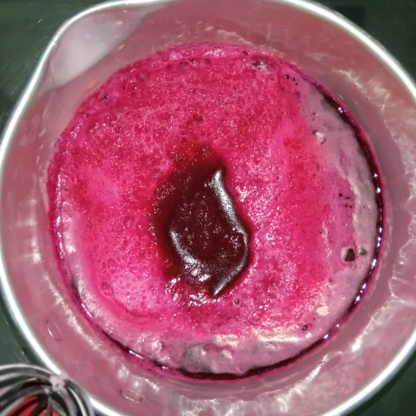 Tuang buah bit, agar agar dan gula ke dalam panci, aduk terus lalu rebus hingga matang.