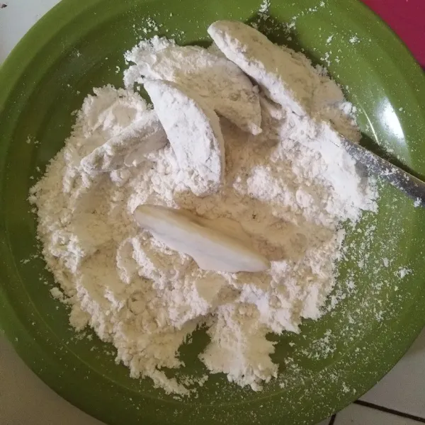 Gulingkan ke dalam pelapis kering, sambil sedikit dicubit agar tepung lebih menempel.