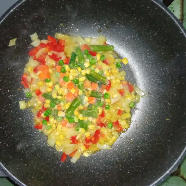 Masukkan paprika cincang dan sayuran mix, aduk rata dan tumis hingga sayuran layu.