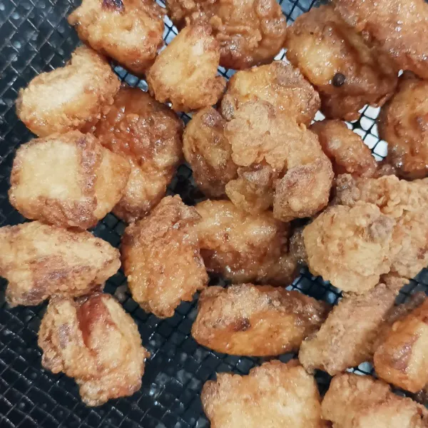 Siapkan wajan dan goreng ayam hingga berwarna coklat, sisihkan.