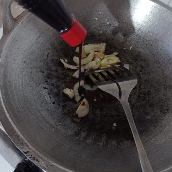 Tumis bawang putih dan bombay sampai harum, masukkan kecap manis dan saus tiram, biarkan sampai berbuih, tambahkan air, aduk rata.